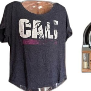 Cali Vibes Scoop Neck T-Shirt | Size‎ Small | Soft Gray Tee